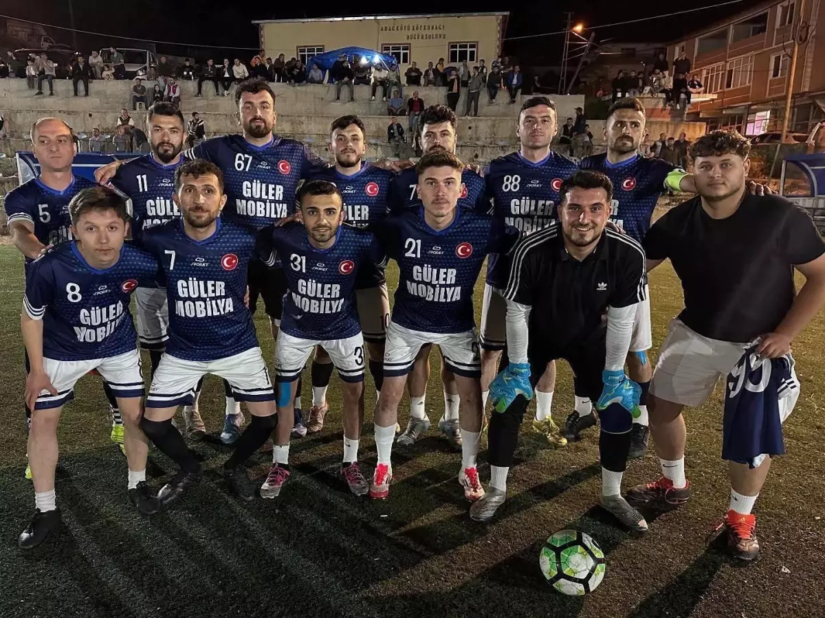 Geleneksel Futbol Turnuvasında Şampiyon Takım Cami İçin Bağışta Bulundu