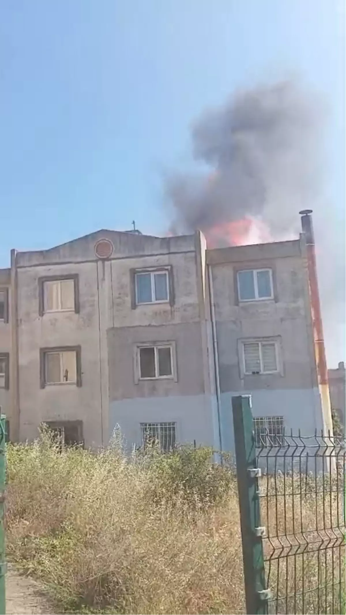 Kocaeli'de 3 Katlı Binanın Çatı Katında Yangın Çıktı