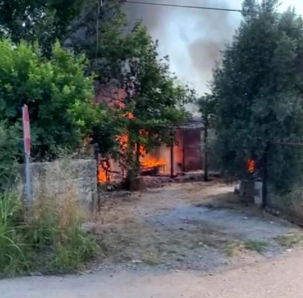 Antalya'da Müstakil Ev ve Traktör Yangınında Can Kaybı Yok