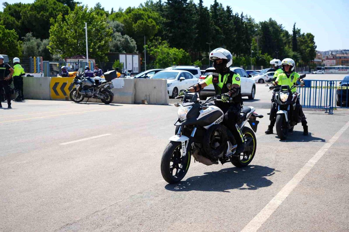 Antalya'da motosikletli polis timlerine güvenli sürüş eğitimi