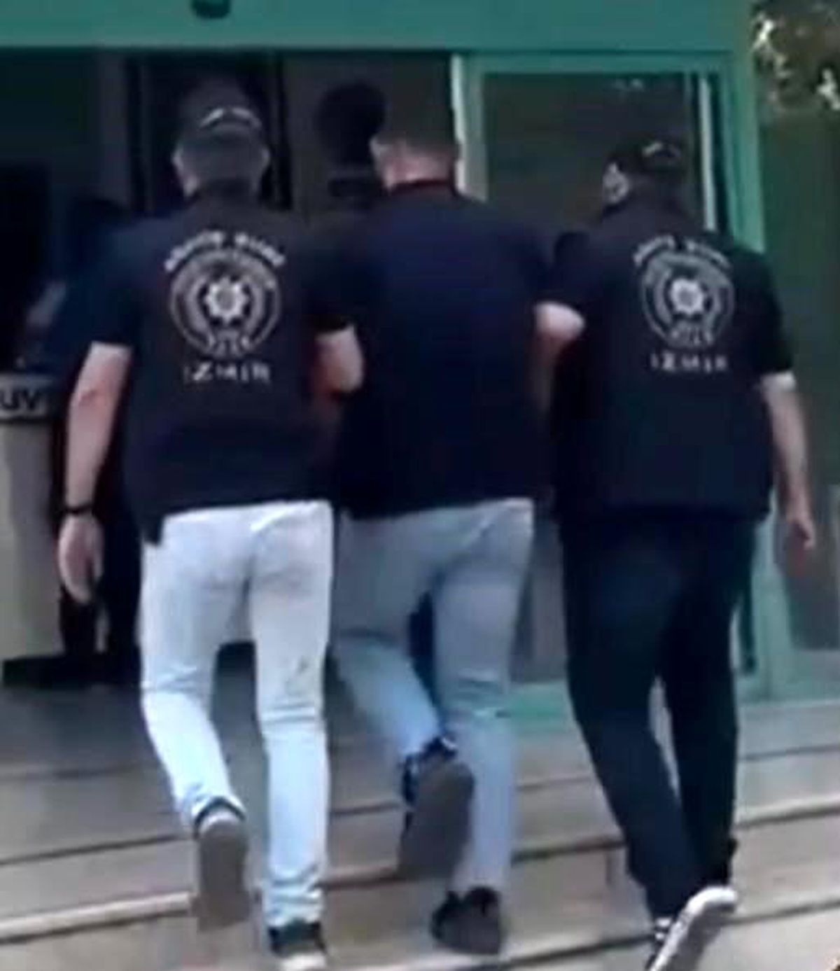 İzmir'de Aranan İki Hükümlü Yakalandı