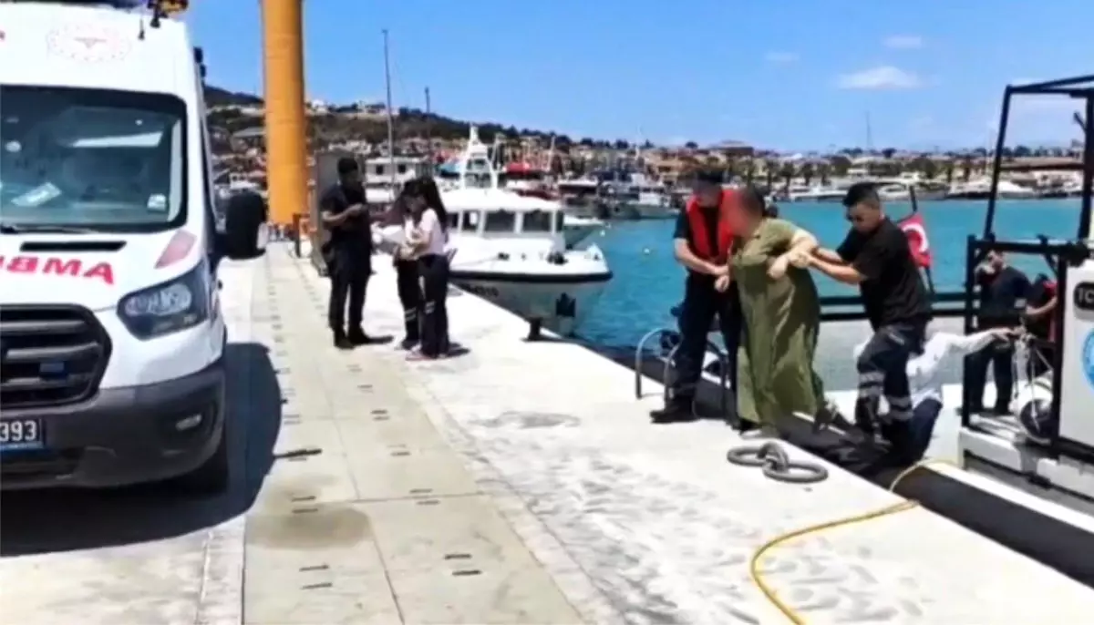 Ayvalık'ta Gezi Teknesinde Rahatsızlanan Yolcu Hastaneye Kaldırıldı