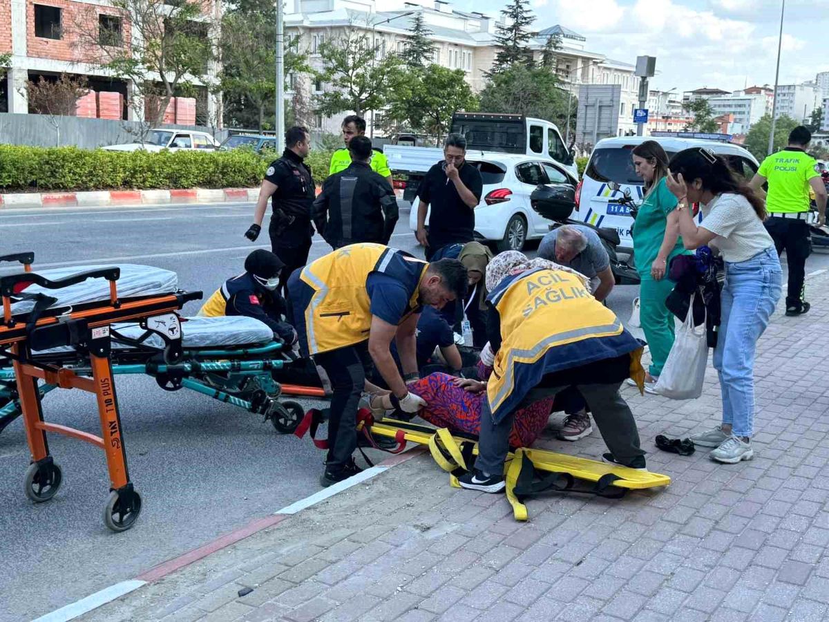 Bilecik'te Motosikletin Yaya ile Çarpması Sonucu İki Kişi Yaralandı