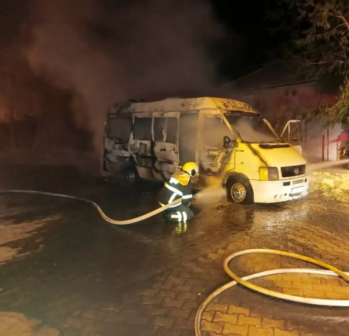 Bucak'ta Minibüs Yangını: Araç Kullanılamaz Hale Geldi