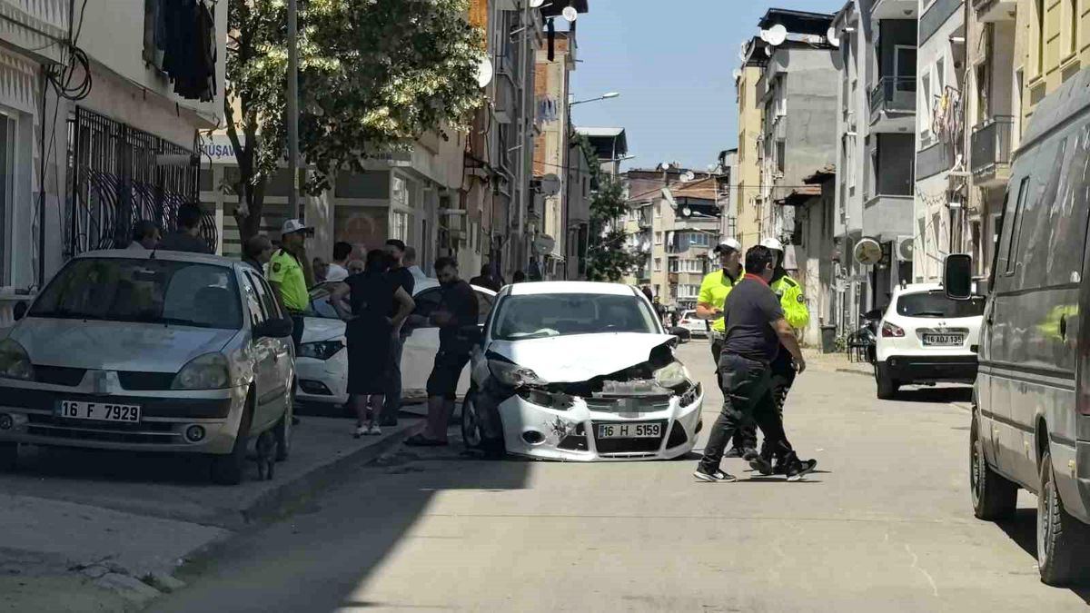 Bursa'da İki Otomobilin Çarpıştığı Kazada 3 Yaralı