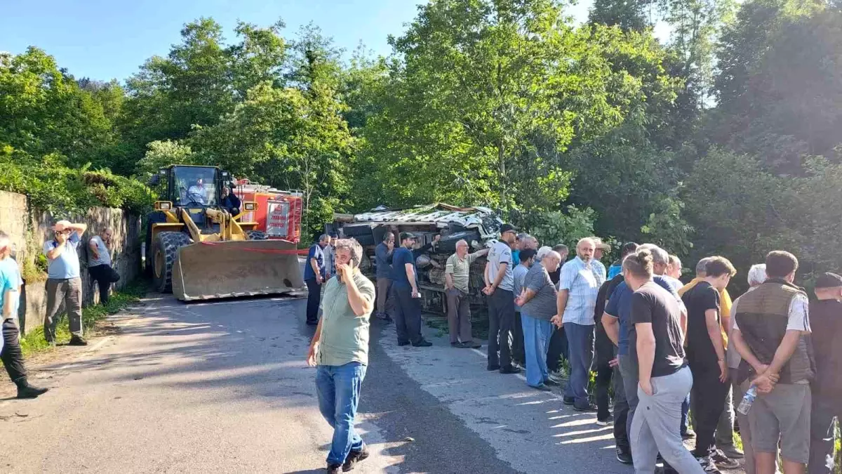 Trabzon'da Çay Yüklü Kamyonet Devrildi: 8 Yaralı