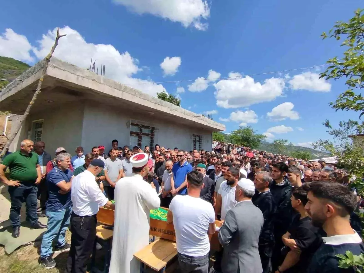 Kahramanmaraş'ta Yıkım Sırasında Enkaz Altında Kalan Kepçe Operatörü Toprağa Verildi