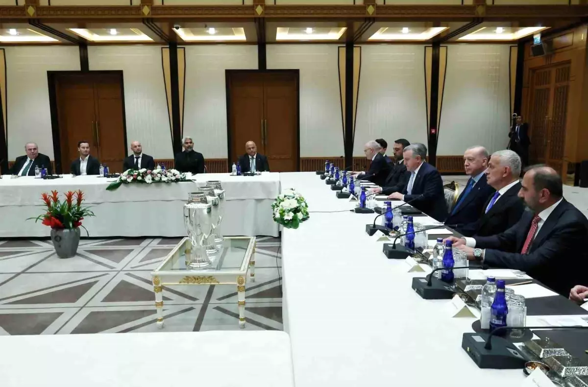 Cumhurbaşkanı Erdoğan, Süper Lig'e yükselen 3 futbol kulübünün başkanlarını kabul etti