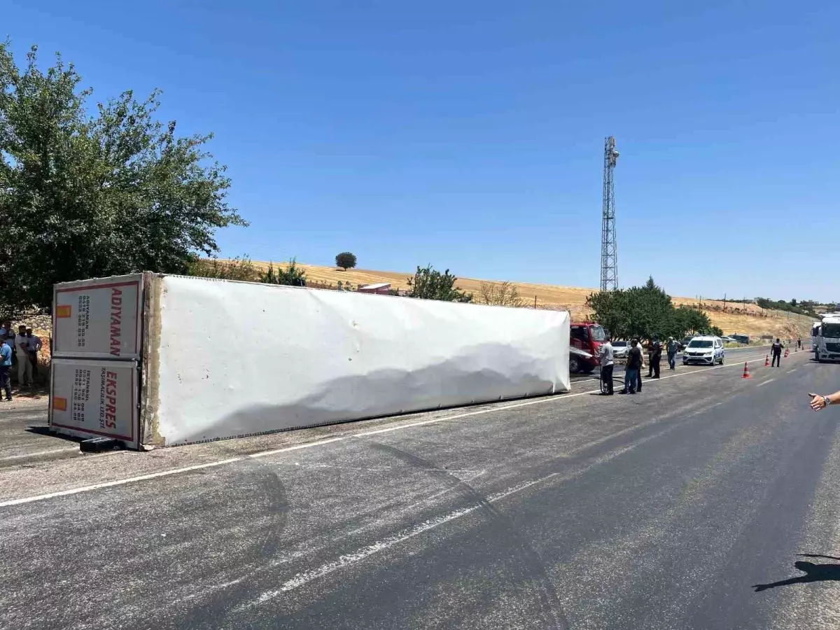 Adıyaman-Gölbaşı Karayolunda Tır Devrildi, Yangın Kontrol Altına Alındı