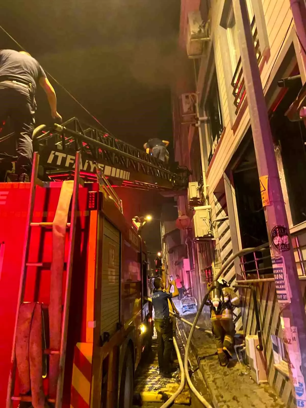 Balıkesir'de 3 Katlı Binada Yangın