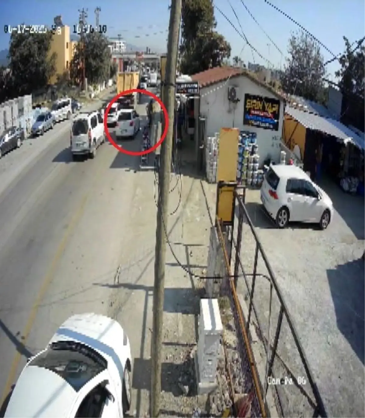 Hatay'da Emniyet Şeridinde Kaza: Yaya Kıl Payı Kurtuldu