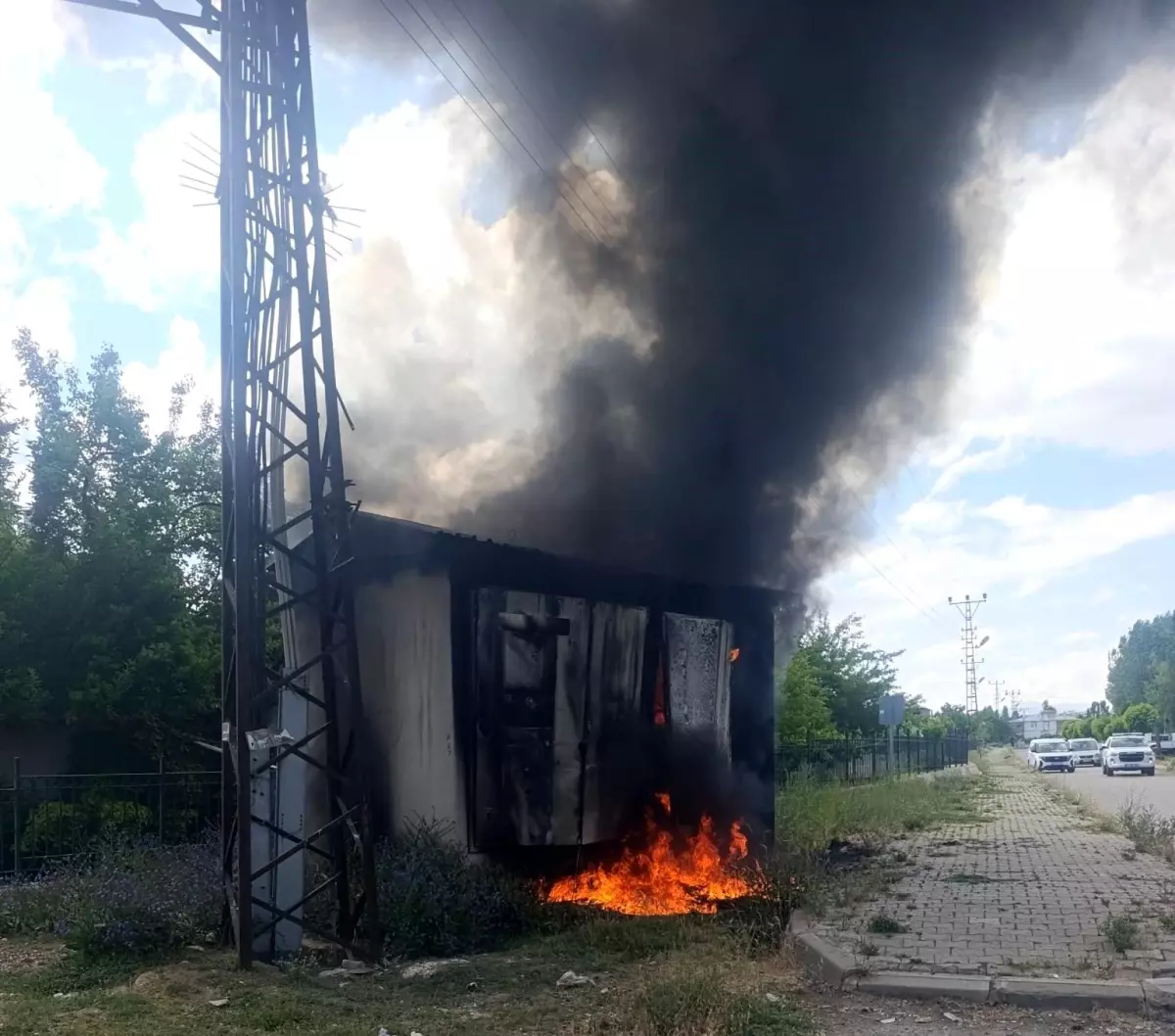 Van'ın Erciş İlçesinde Elektrik Trafosunda Yangın Çıktı