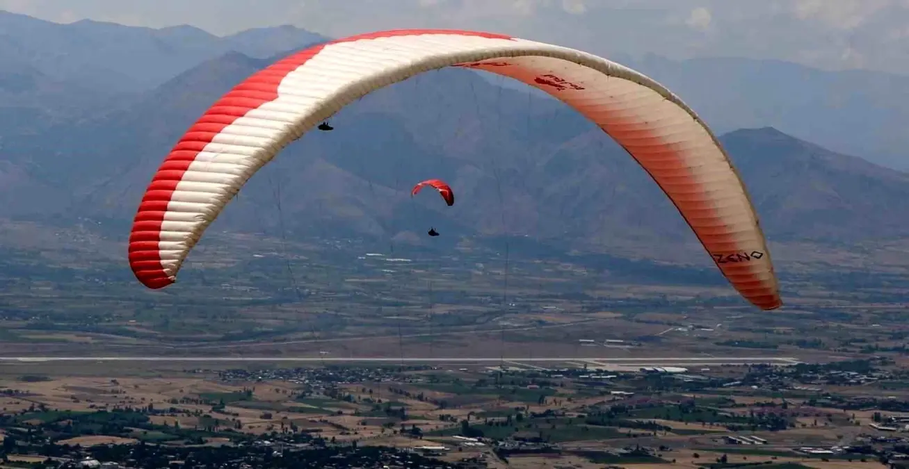 Erzincan'da Gökyüzünde Romantik Evlilik Teklifi