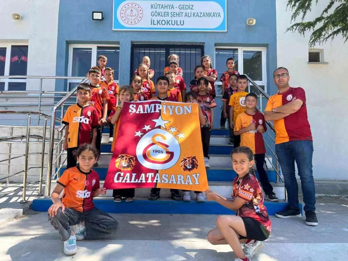 Gediz'de ilkokul öğrencilerinin şampiyonluk kutlaması beğeni topladı