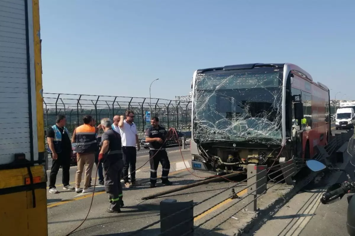 Haliç Köprüsü'nde metrobüs kazası