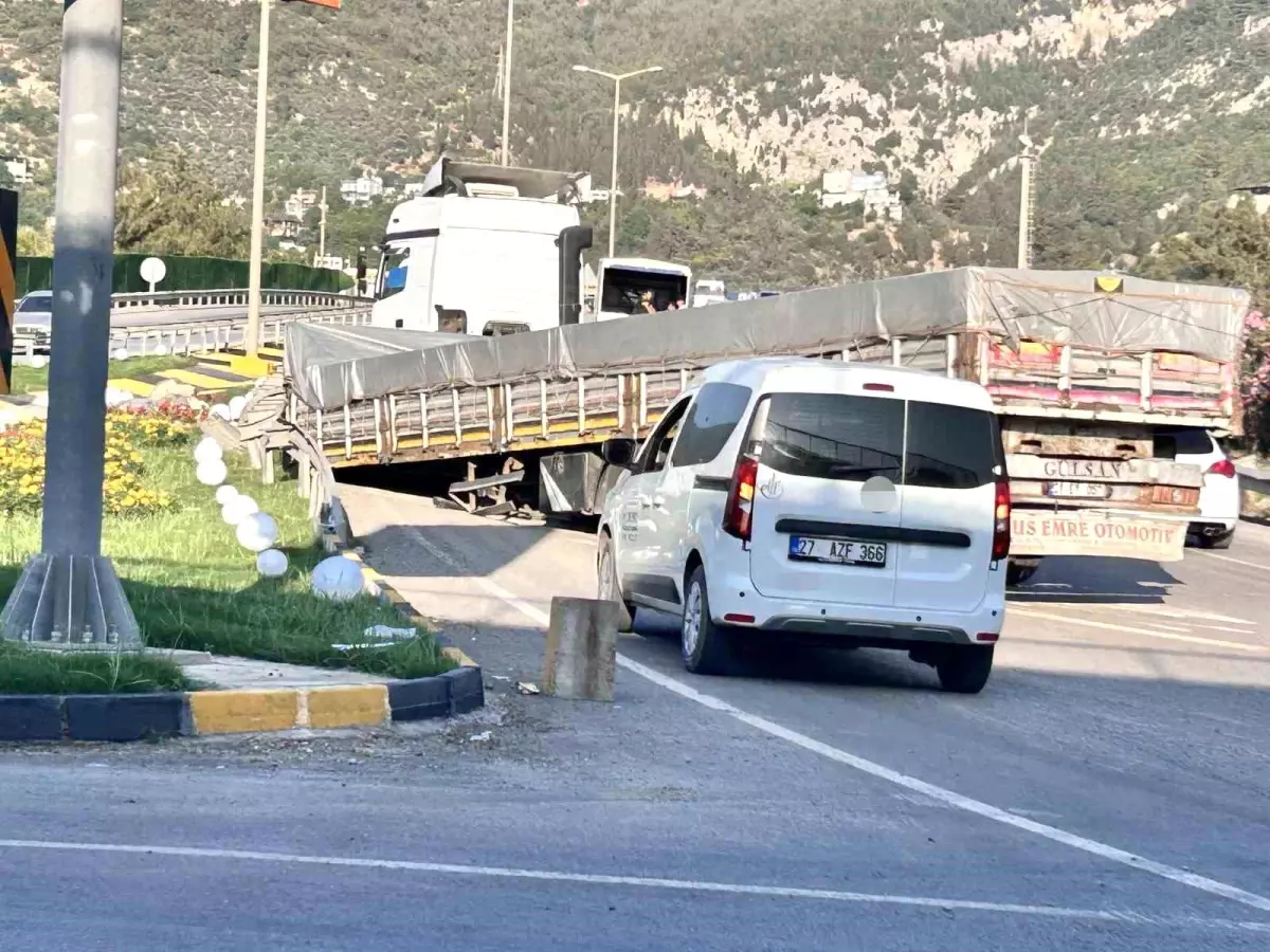 Hatay'da Tır Dorsesi Yolda Kaldı
