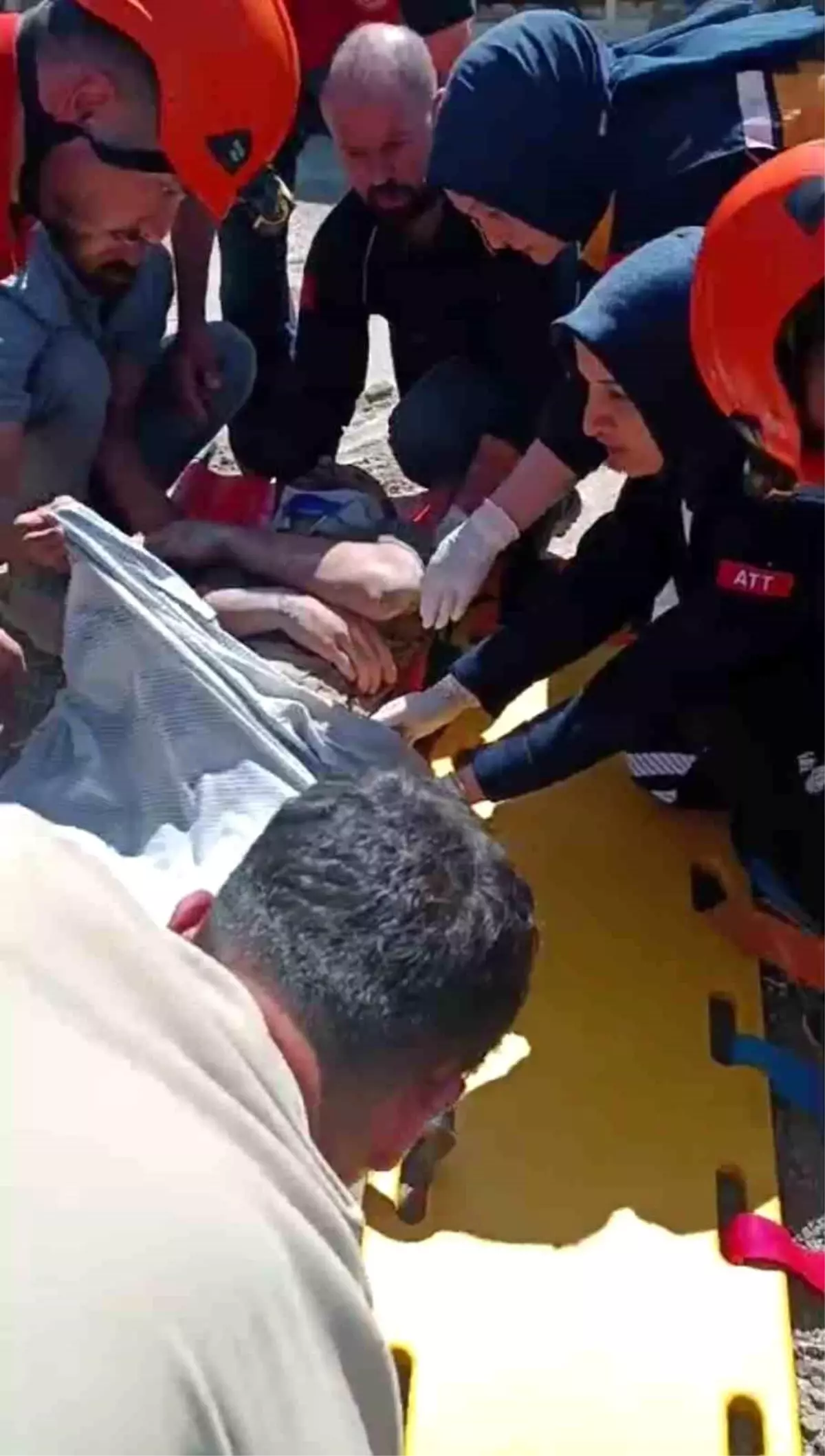Gümüşhane'de İş Makinesi Elektrik Akımına Kapıldı: Bir İşçi Yaralandı