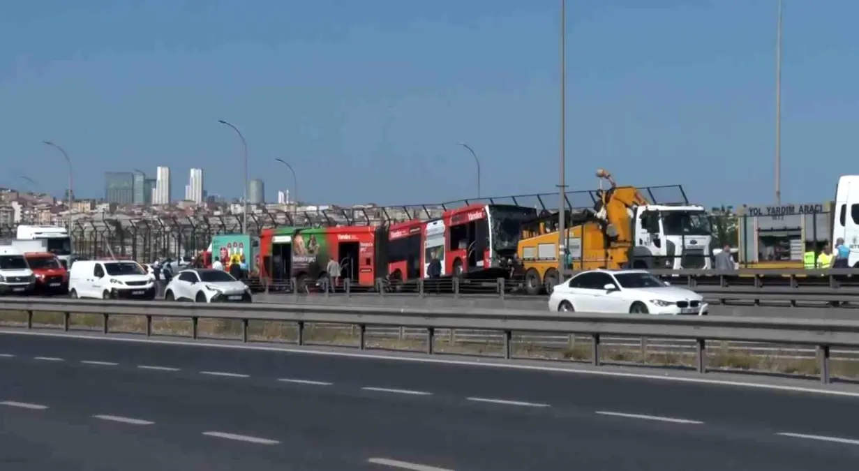 İstanbul'da Arızalı Metrobüsü Taşıyan Vinç Bariyerlere Sürtüldü