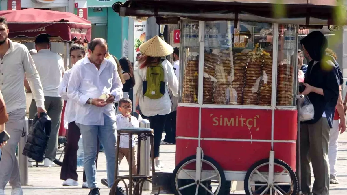 İstanbul'da Yüksek Sıcaklık Taksim'de Zor Anlar Yaşatıyor