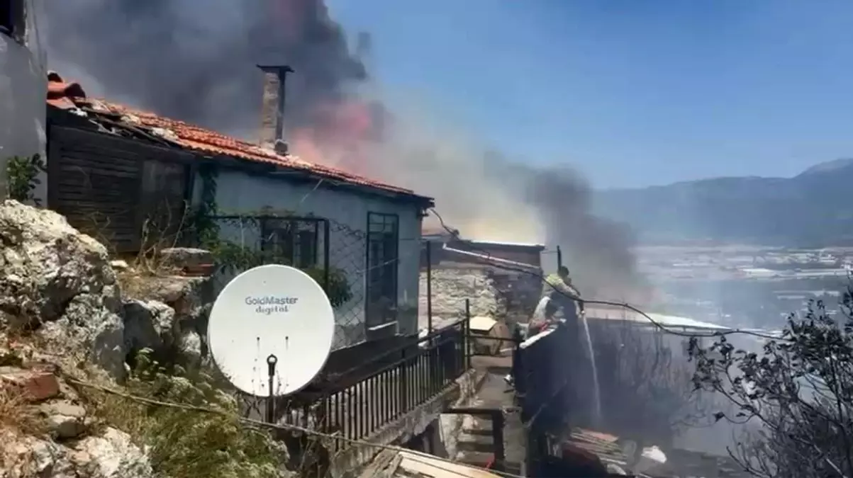 İzmir'de Kontrolden Çıkan Yangında Ev ve Depo Alev Alev Yandı