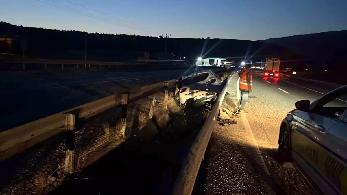Kastamonu'da Otomobil Bariyerlere Çarptı: 3 Yaralı