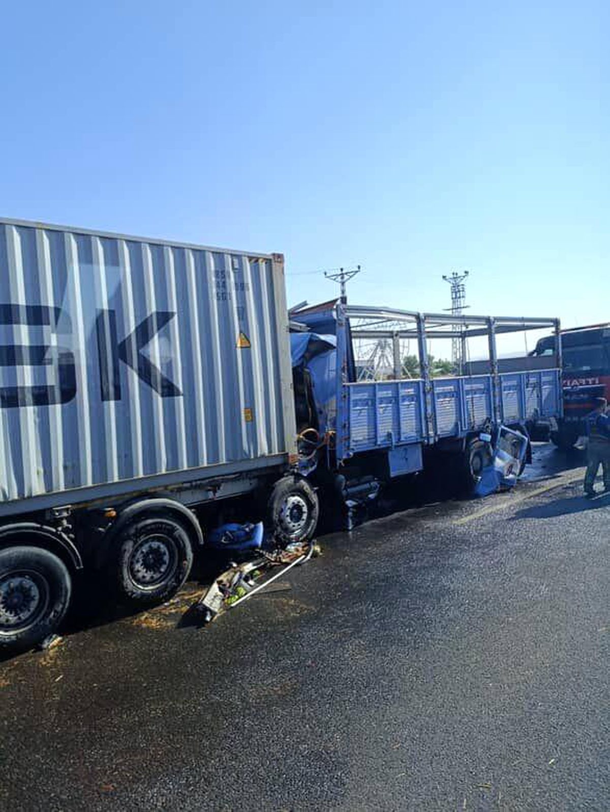 Ankara'da Kamyonun Tıra Çarpması Sonucu Sürücü Ağır Yaralandı