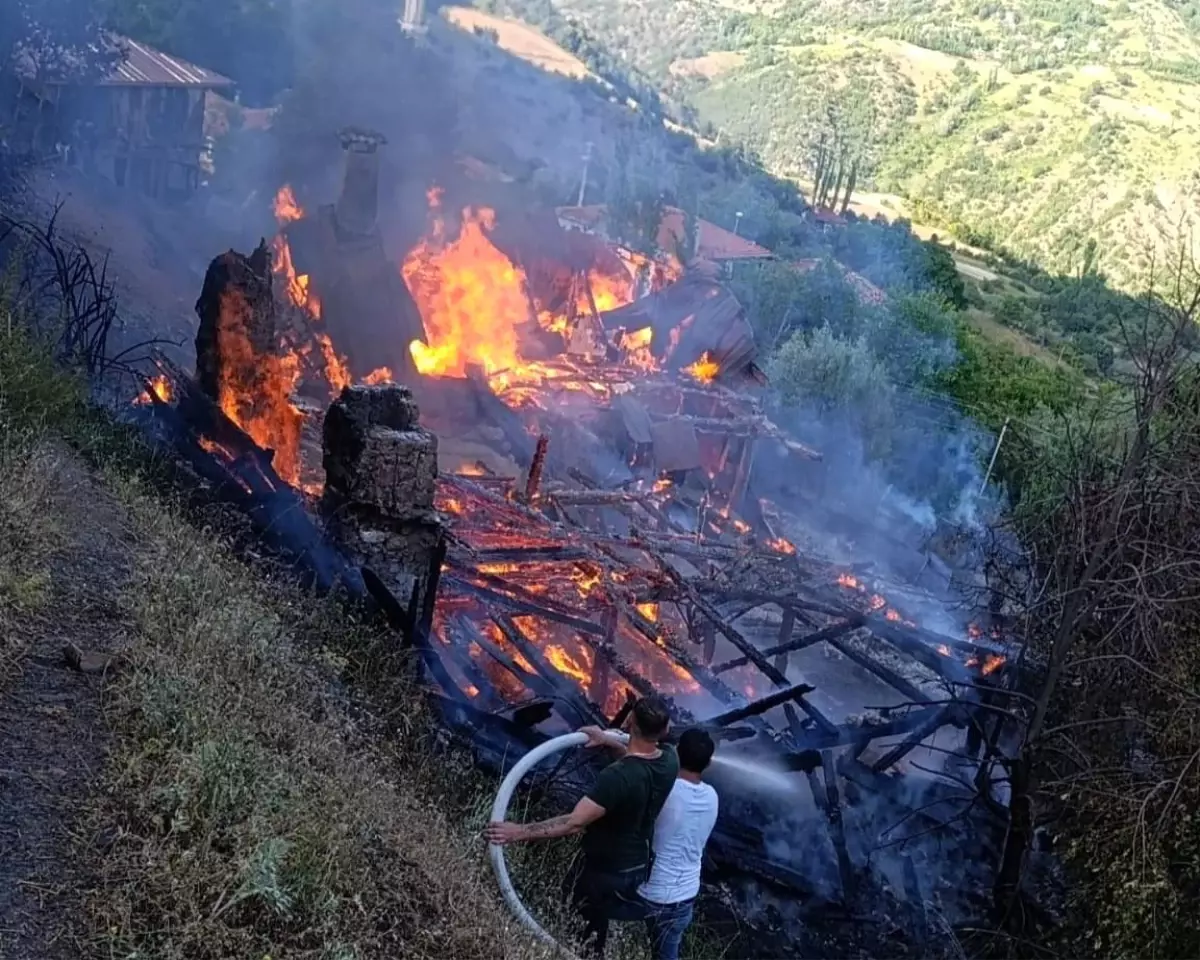 Çankırı'da Yangın: İki Ev Kullanılamaz Hale Geldi