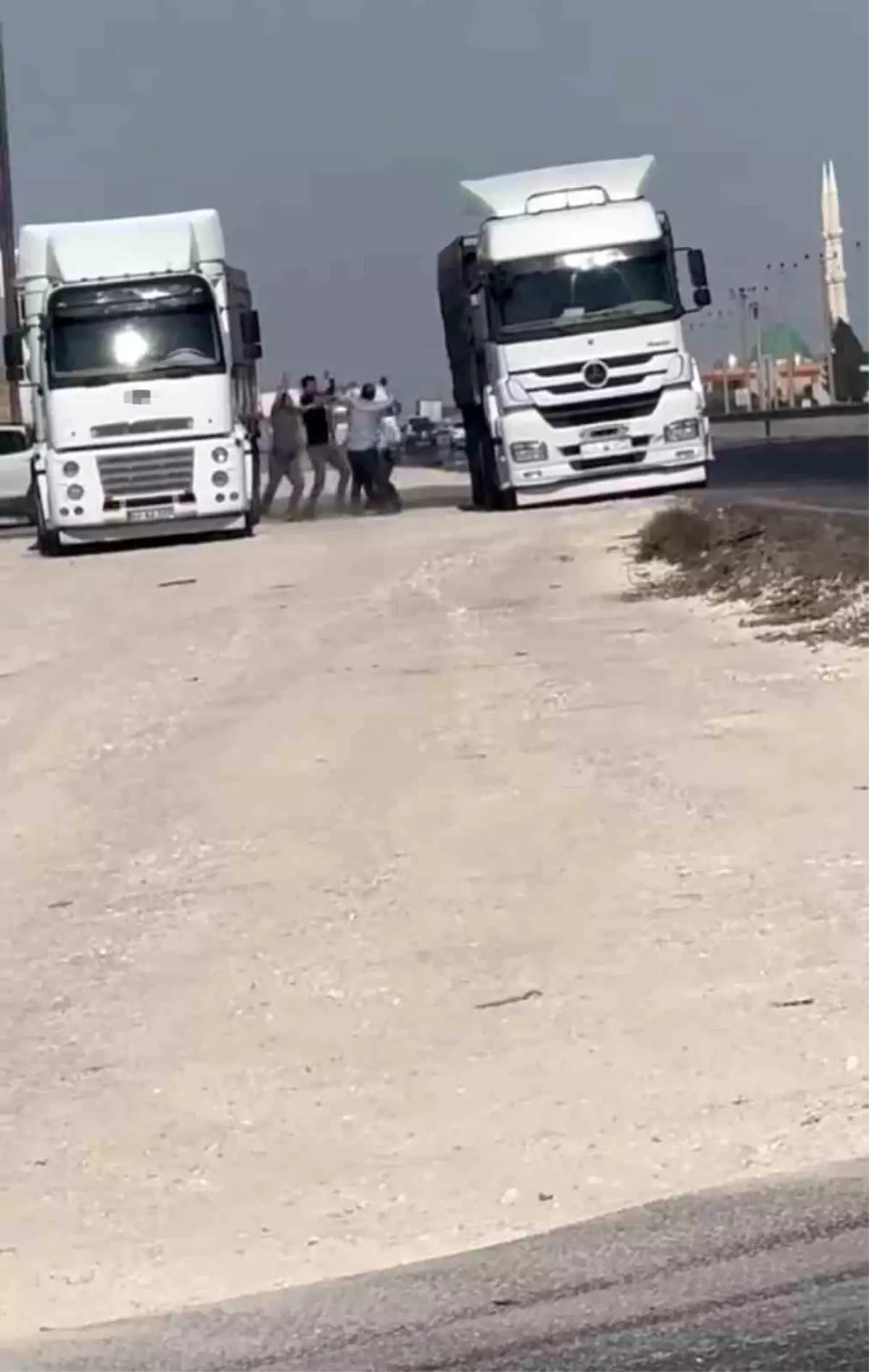 Tır Sürücüleri Arasında Yol Verme Tartışması Kavga Çıkardı