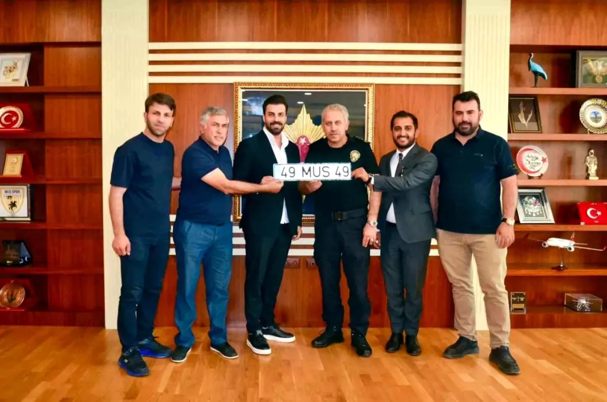 Muş Emniyet Müdürü'nden Muşspor'a Özel Plaka Hediyesi