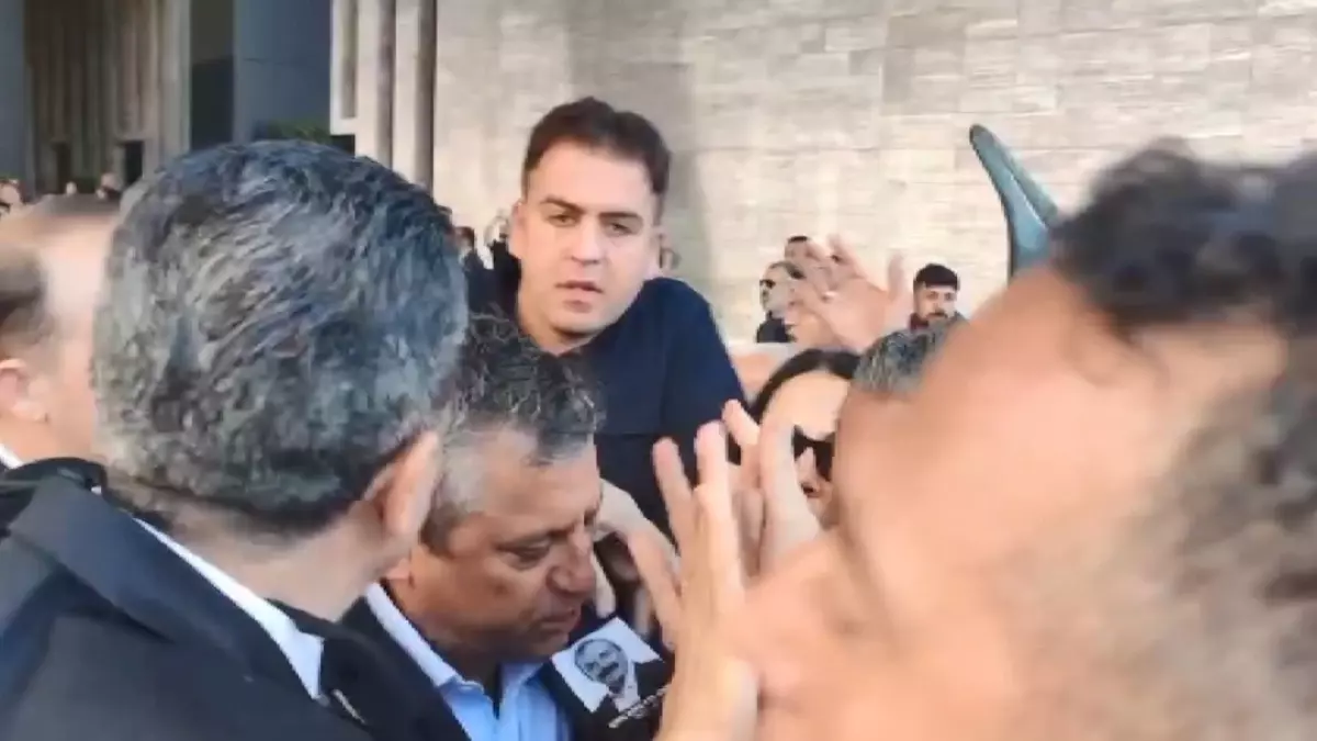 CHP Genel Başkanı Özgür Özel'e Yumruklu Saldırı