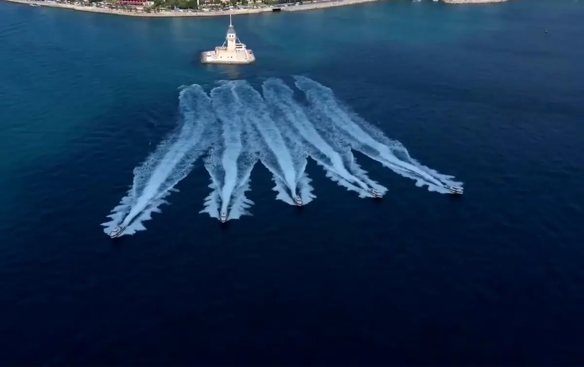 Sahil Güvenlik Komutanlığı'nın 43. Yıl Dönümü İstanbul Boğazı'nda Kutlandı