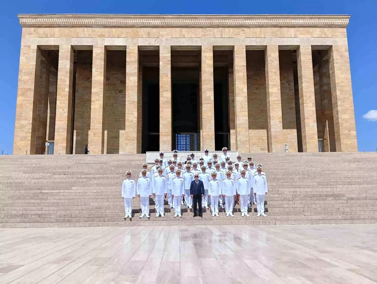 Sahil Güvenlik Komutanlığı, kuruluşunun 43. yıl dönümü dolayısıyla Anıtkabir'i ziyaret etti