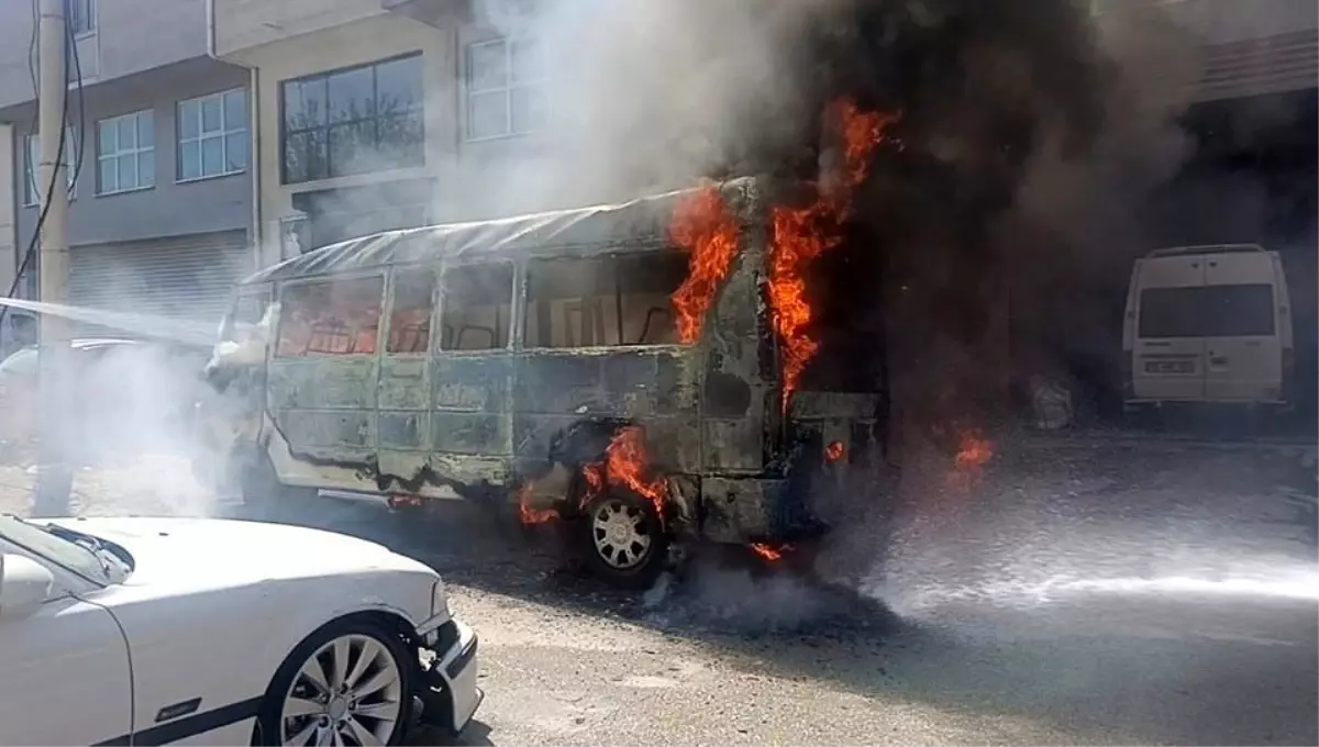 Denizli'de Seyir Halindeki Minibüs Alev Alev Yandı