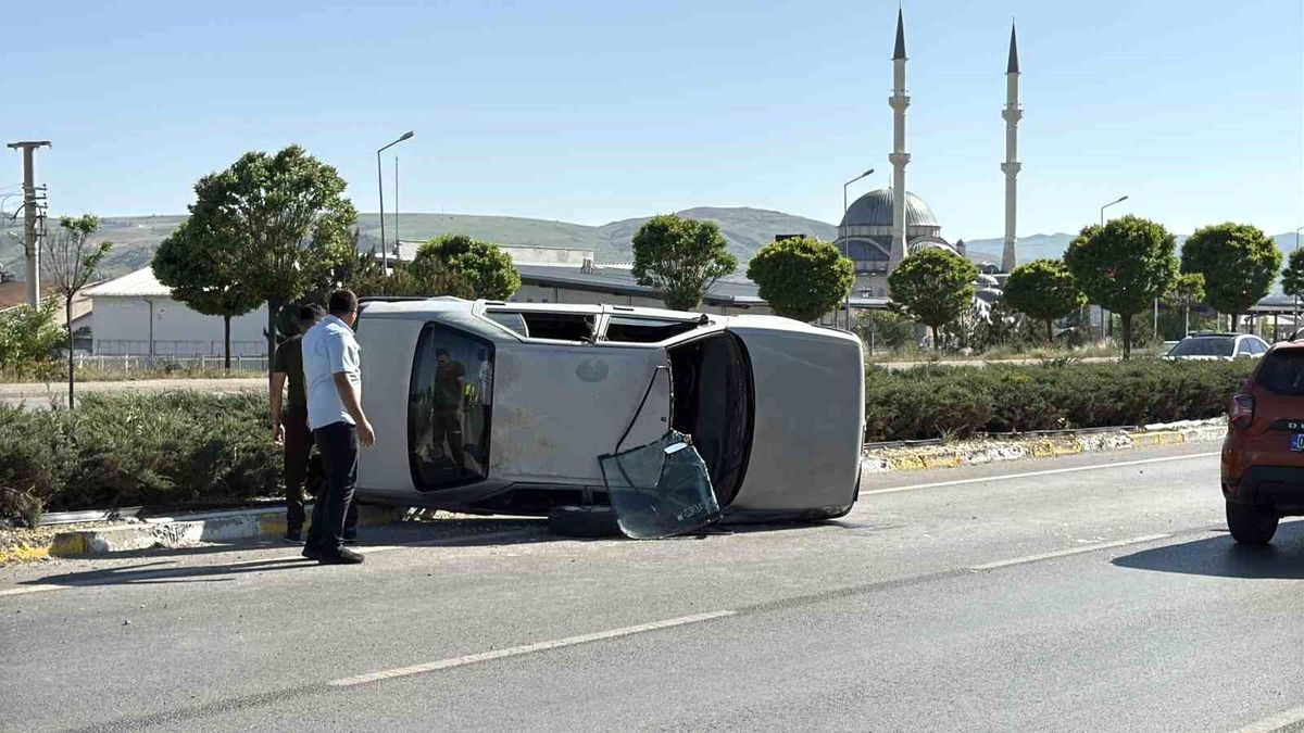 Sivas'ta Otomobil Takla Attı, 2 Yaralı