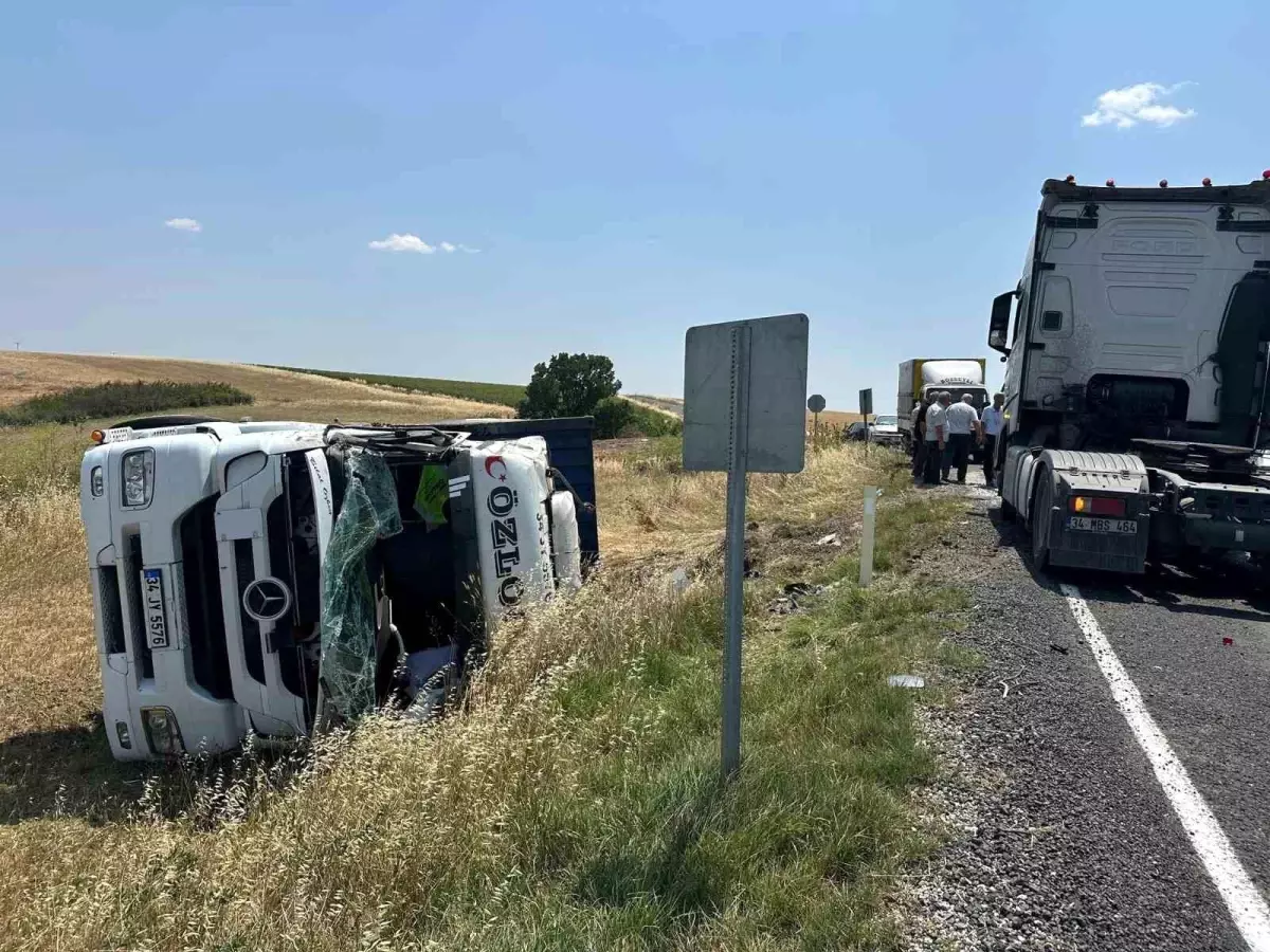 Tekirdağ'da Tır Devrildi, Sürücü Yaralandı