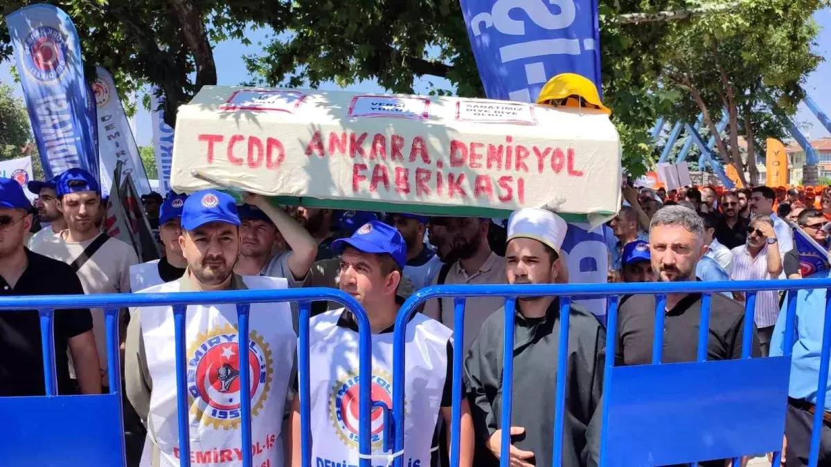 TÜRK-İŞ, Kamu Toplu İş Sözleşmeleri İçin Yürüyüş Düzenledi