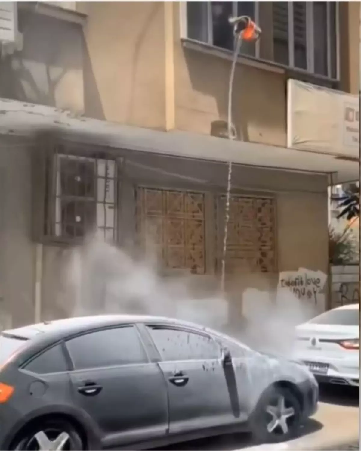 Kızıltepe'de Park Halindeki Araba Alev Aldı, Çevredekiler Müdahale Etti