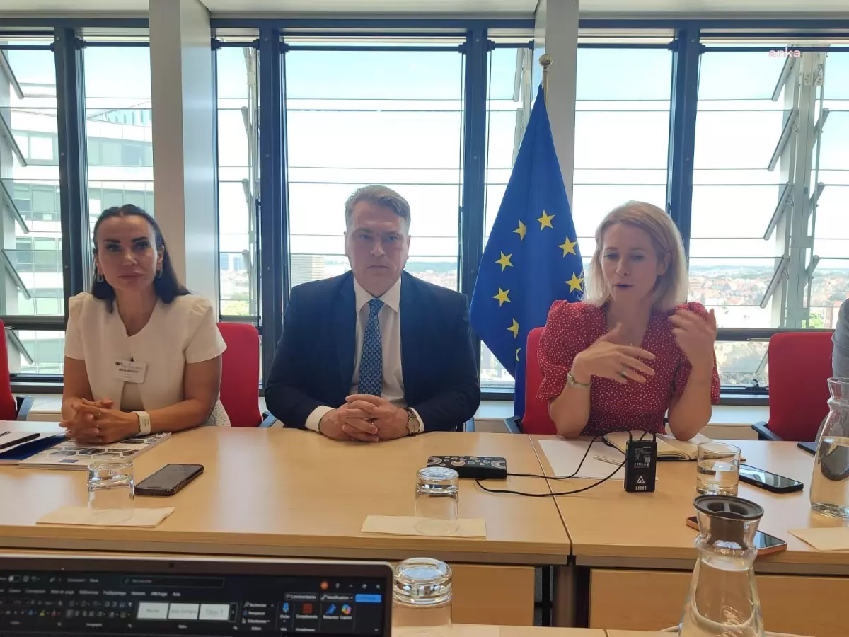 AB Komisyonu'ndan Türkiye'ye İnsan Hakları Uyarısı