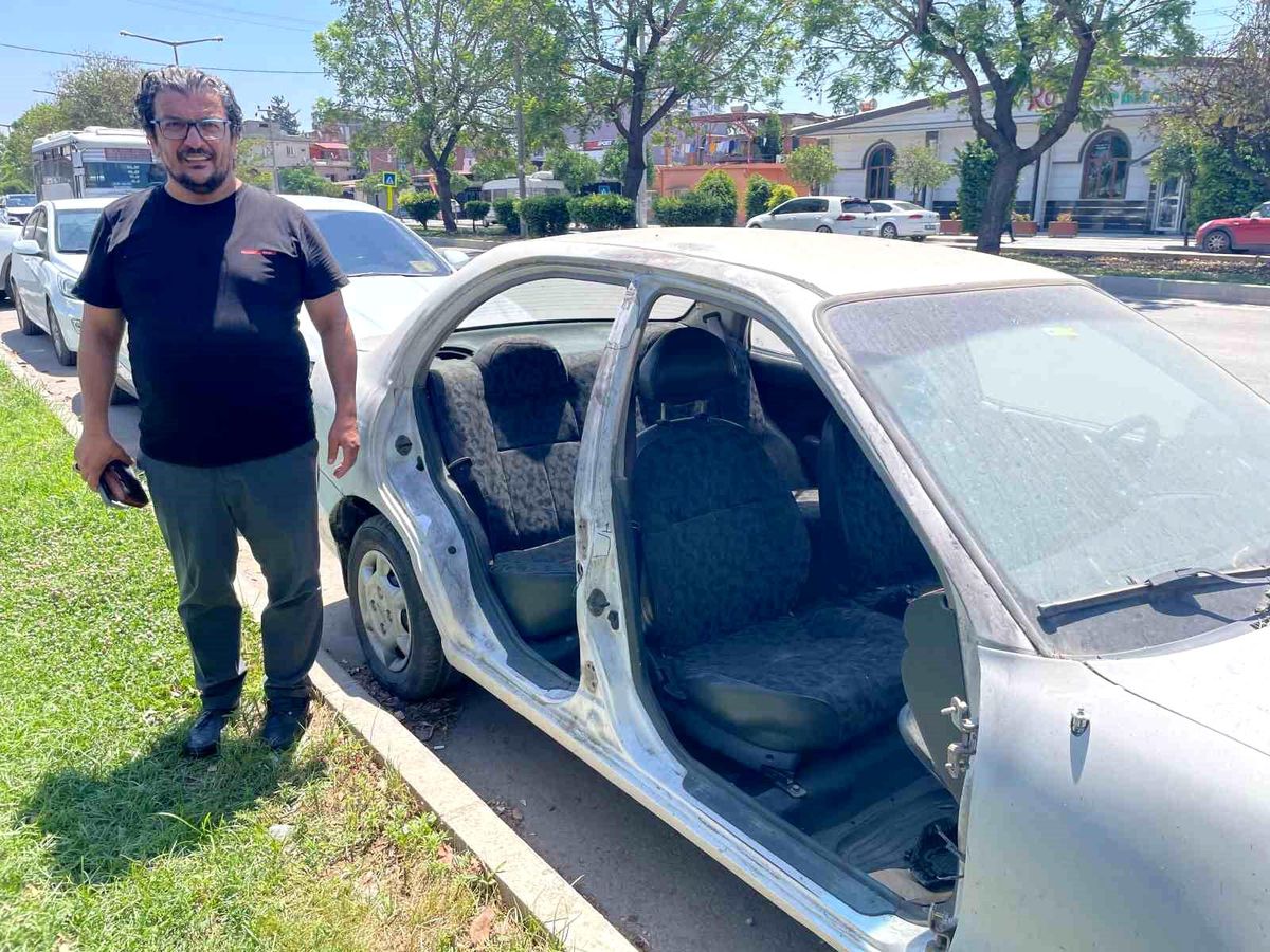 Adana'da Gazetecinin Otomobilinin Kapıları Çalındı