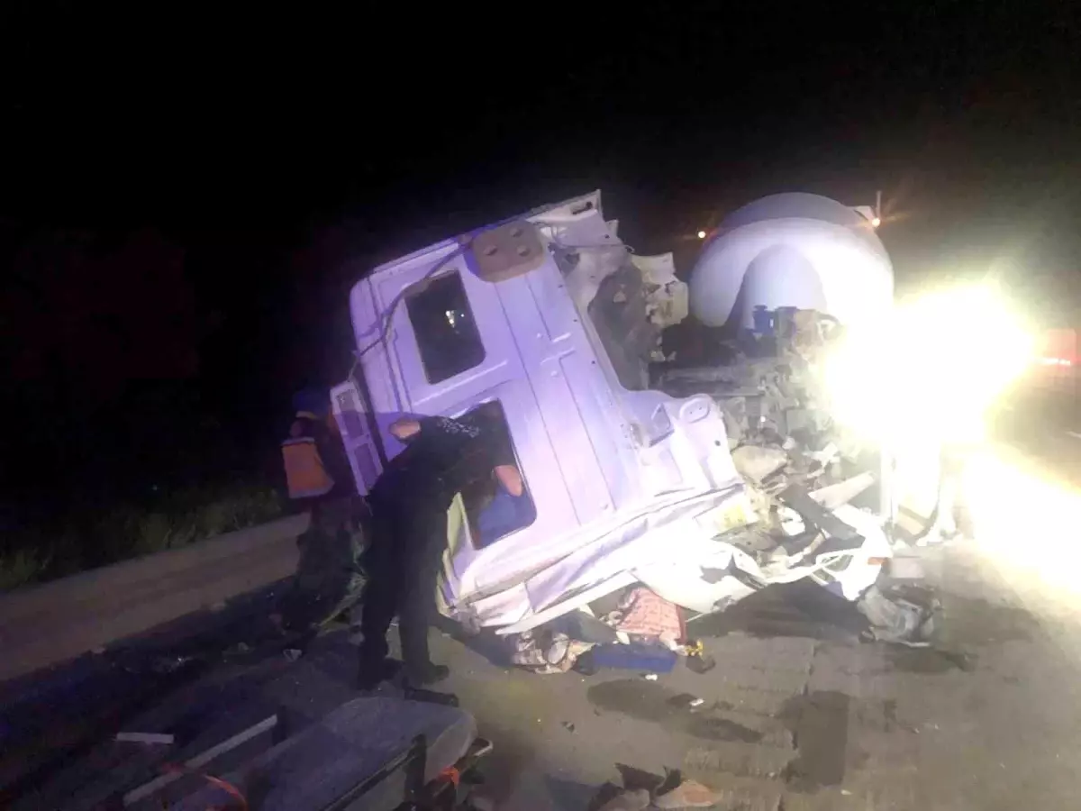 Antalya-Burdur Karayolunda Kaza: Tır Sürücüsü Sıkıştı