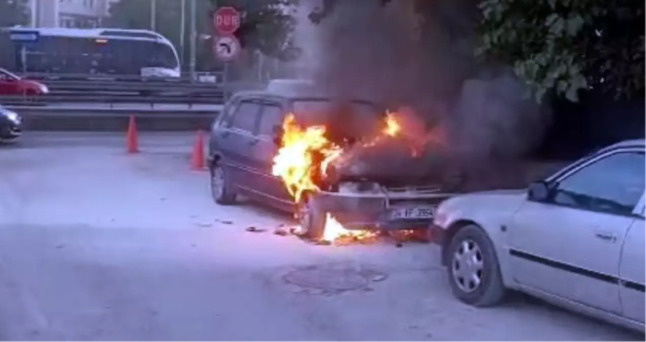 Avcılar'da Park Halindeki Otomobilde Yangın Çıktı