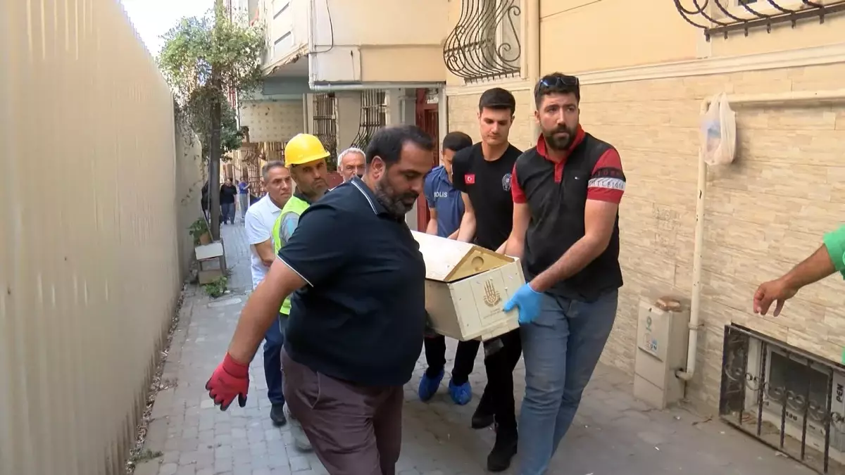 Bağcılar'da tartıştığı babasını silahla öldürdü; polisi arayıp haber verdi