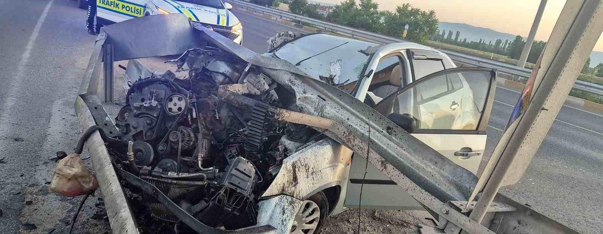 Eskişehir'de Bariyere Çarpan Sürücü Yaralandı