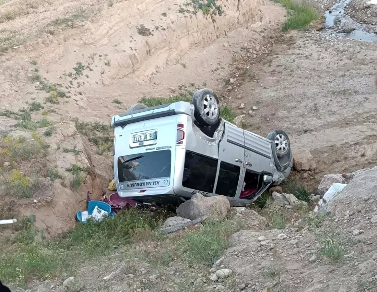 Başkalede Trafik Kazası: Kamyonet Dereye Uçtu, 2 Yaralı