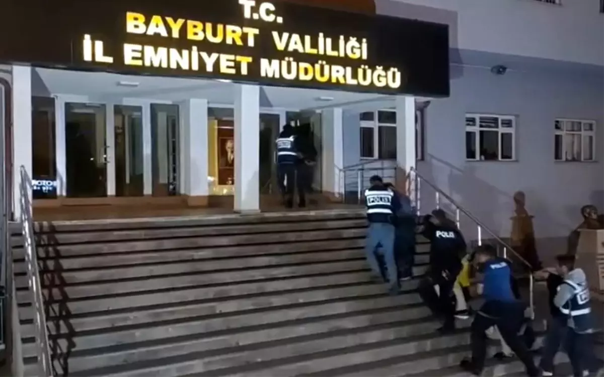 Bayburt'ta Göçmen Kaçakçılığı Operasyonu: 5 Düzensiz Göçmen Yakalandı