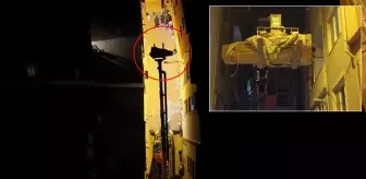Cenazeyi evden çıkaramayınca vinç çağırdılar
