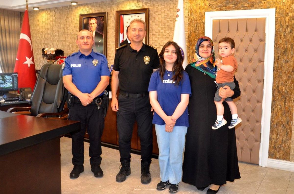 Türkiye Birincisi Polis Çocuğu Ayşenur Demir'i Kutladı