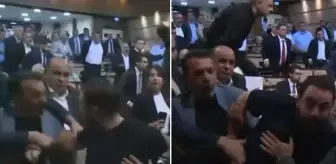 İBB Meclisi karıştı! AK Parti ve CHP'li üyeler birbirlerinin üzerine yürüdü