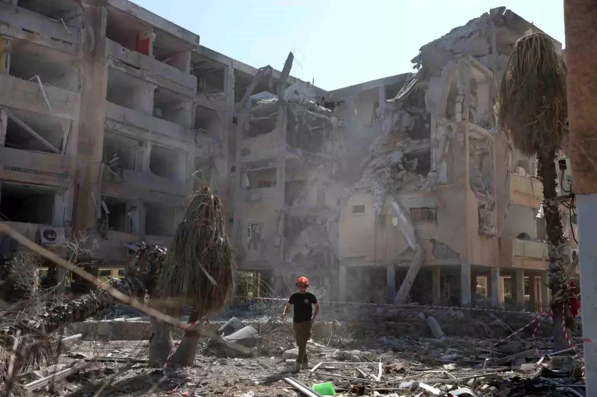 İran'ın İsrail'e Düzenlediği Balistik Füze Saldırısı: 65 Yaralı
