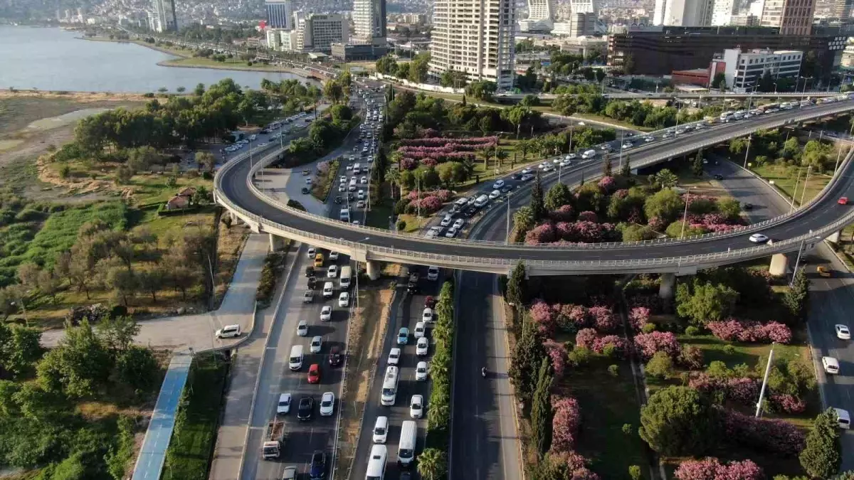 İzmir'de Trafa Kayıtlı Taşıt Sayısı Yüzde 7,9 Artış Gösterdi
